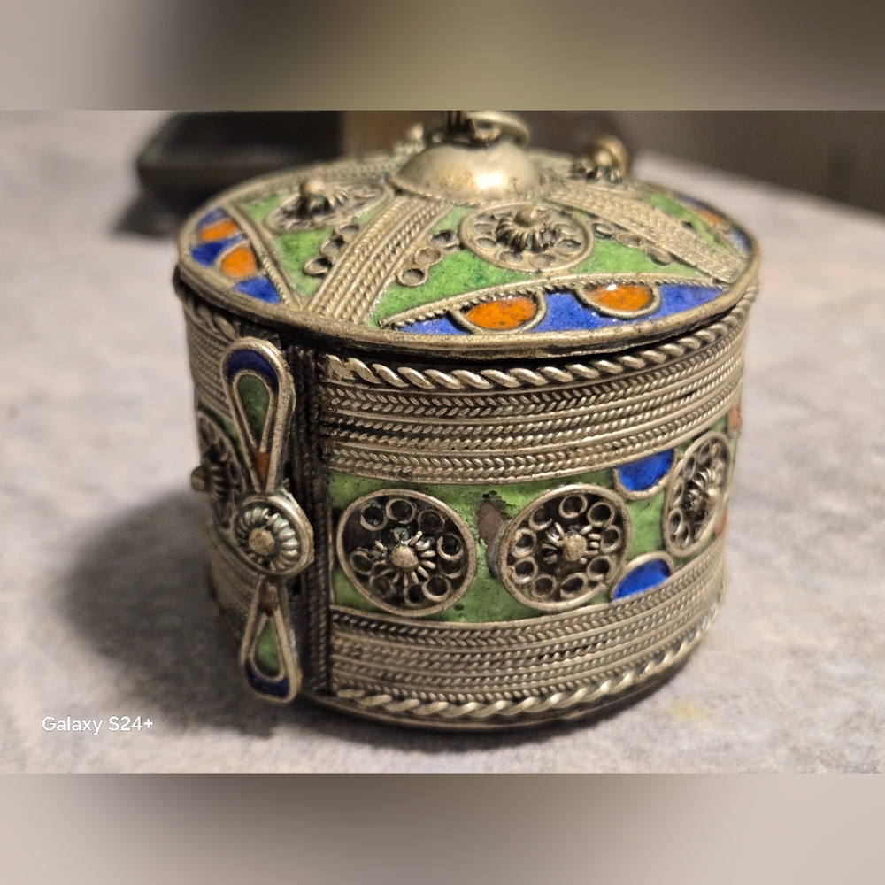Ancienne boite manchette épingle bracelet métal argenté émaillé berbère kabyle